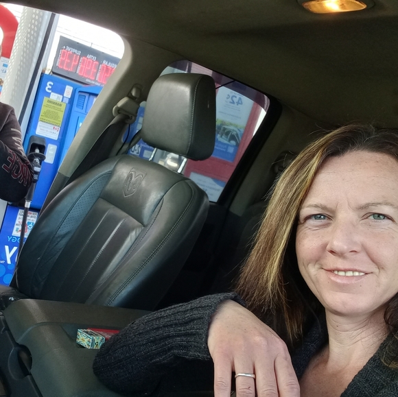 Meet your Posher, Lori - Picture 2 of 5